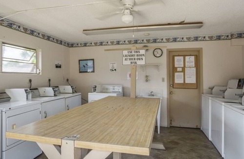 Englewood Condo | Bayview escape with shared pool & gas grill - easy beach access