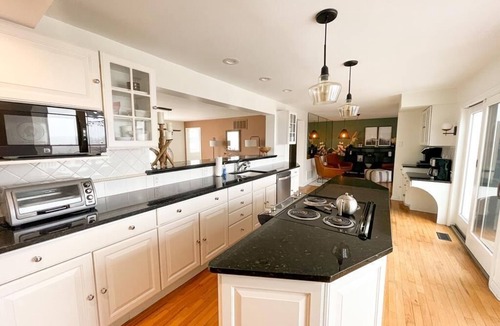 Villas House | Bayview Sands - Modern, Pet Friendly, 6 BR/3BA on the Water!