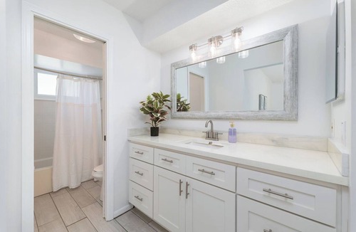 Beach Haven House | Be A Nomad | 1BR Near Mayo Clinic | Private Deck | Free Parking | Sleeps 2