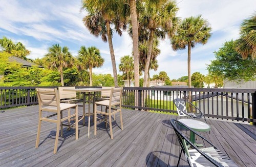 Neptune Beach House | Be A Nomad | 2BR Upper Unit | 2 Blocks to Neptune Beach