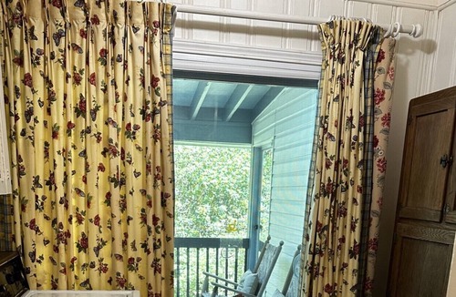 Mirror Lake Cottage | Bea's Hive 3BR/3 bath Charming Cottage- PERFECT for relaxation