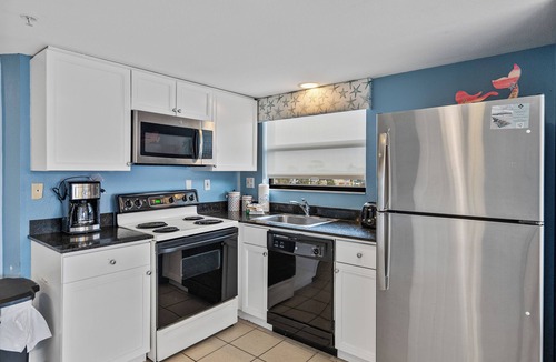 Belle Vista Condo | Beach Access Stay | Pool & Gulf Glimpses