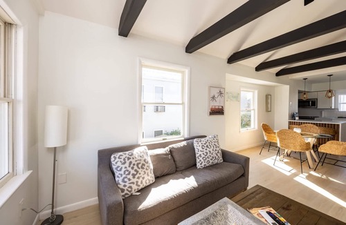 Gold Coast House | Beach Block-1min Walk-Luxury-The Reef Upstairs