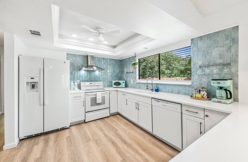 Ridge Wood Heights House | Beach & City Oasis: Moments from Siesta Key Beach