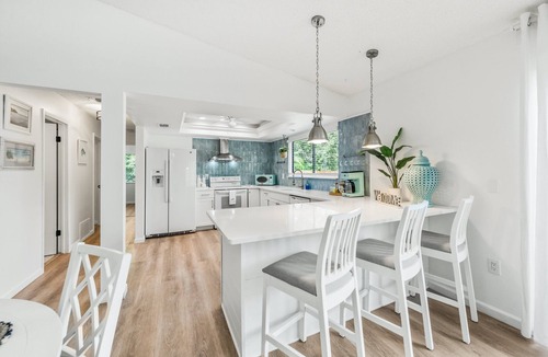 Ridge Wood Heights House | Beach & City Oasis: Moments from Siesta Key Beach
