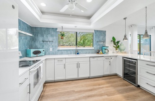Ridge Wood Heights House | Beach & City Oasis: Moments from Siesta Key Beach