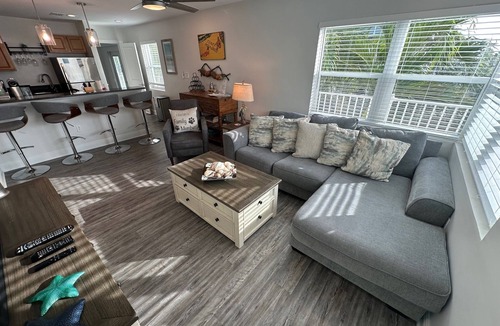 Pass-a-Grille Historic District Condo | Beach Club Vacation Rentals Pass-A-Grille Gulf Front Luxury Condo for 6