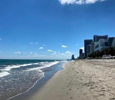 Hollywood South Central Beach Apartment | Beach condo with great views for your worry free vacation in Hollywood FL