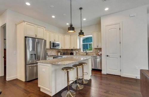 Gillespie Park House | Beach Downtown Pet-friendly @ The Park Home-635