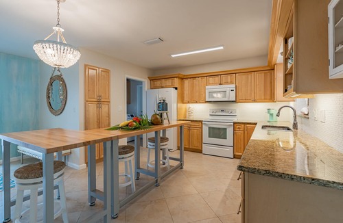 Caloosahatchee House | Beach Entry Heated Pool & Hot Tub, 4BR, Walk to town