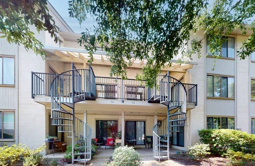 Hilton Head Island Condo | Beach escape at Springwood Villa Condos with pool & tennis - walk to beach