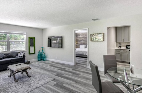 Palm Beach Shores Condo | 🌴 Beach Getaway | Hot Tub | Pets OK! | Fire Pit | WiFi 🌴