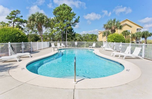 Innerarity Townhomes House | Beach Haven: Beautiful views, Kayaks, Pool & more!