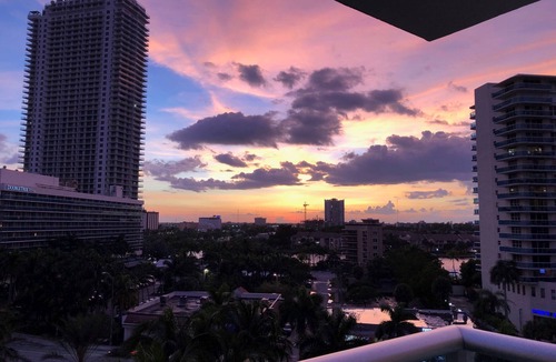 Seybold Condo | Beach House - 5 star Luxury 2 Bed, 2 Bath on the beach