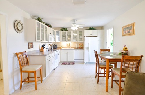 Naples Park House | Beach House: Bike to Beach, Shops, Food and Bars