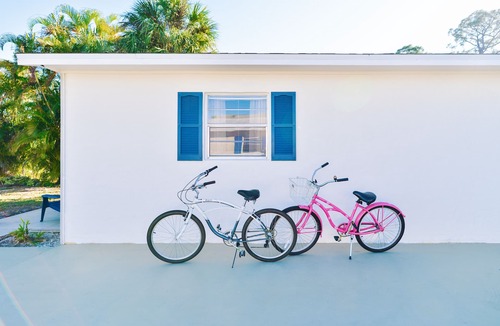 Naples Park House | Beach House: Bike to Beach, Shops, Food and Bars