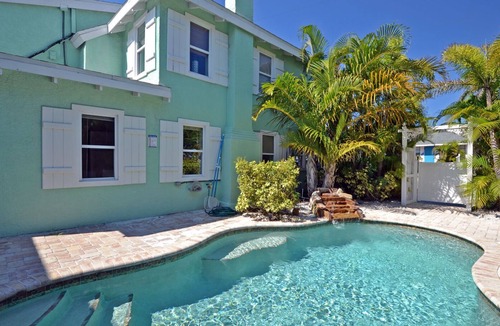 Bradenton Beach Condo | Beach Oasis W/ Heated Pool, Just a Couple Blocks from Popular Bridge Street
