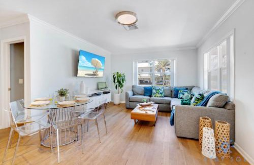 Hollywood House | Beach Paradise, Family - Friendly, Free Parking