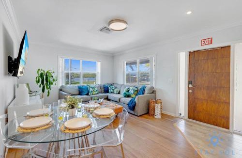Hollywood House | Beach Paradise, Family - Friendly, Free Parking