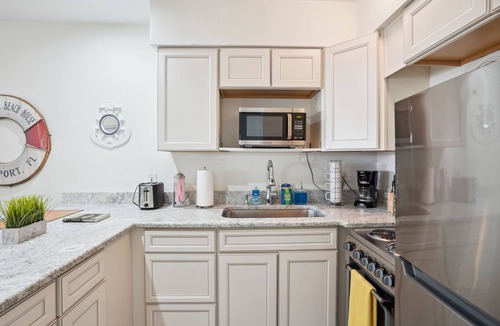 Gulfport Condo | Beach Quarters 3BR ~Close to Beach
