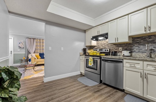 Pineapple Grove Arts District Condo | 🌟Beach Retreat in Downtown Delray🌟King Bed 🌟Fast Wi-Fi🌟 Free Parking🌟
