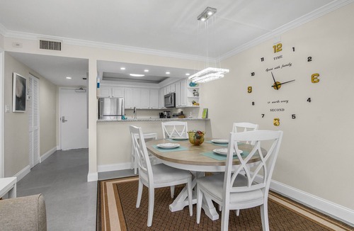 Beachview Country Club Estates Apartment | Beach View: 1 Min walk to Beach; Huge TVs; Fully Remodeled
