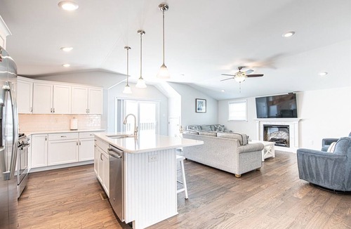 North End Condo | Beachblock 9 BR, 5.5 BA with gorgeous ocean views, 3 king ensuite, elevator
