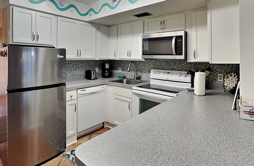 Jacksonville Beach Condo | Beachdrifter 403 | Oceanfront Condo with Pool, Balcony + Beach Access