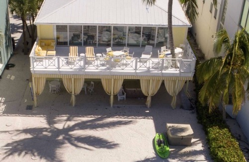 Bonita Springs House | Beachfront 3 bedrooms 2 bath house . Walk out into the sand🐬