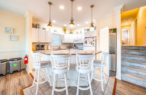 South End Condo | Beachfront 4BR, Pet friendly, sleeps 12, linens included! 2 Parking spots