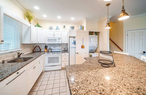 South End Condo | Beachfront 4BR, Pet friendly, sleeps 12, linens included! 2 Parking spots