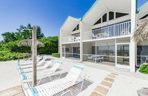 Holmes Beach House | Beachfront Coconuts by AMI Locals