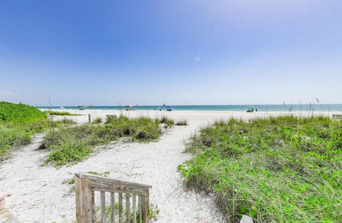 Holmes Beach House | Beachfront Coconuts by AMI Locals