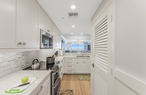 Marco Island Condo | Beachfront Condo | 180-Degree Views and Pool