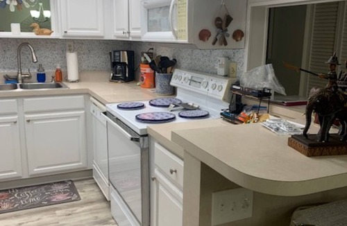 Ormond Beach Condo | Beachfront Condo at quiet end of Ormond Beach. Snowbirds Welcome !