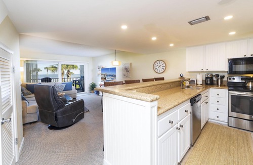Crescent Beach Condo | Beachfront Condo with Ocean View - Sandpiper 216