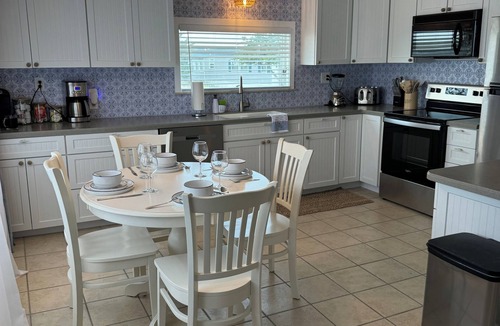 Bowers Beach Cottage | Beachfront cottage in Bowers Beach, sleeps 8+, close to Dover and DE Turf