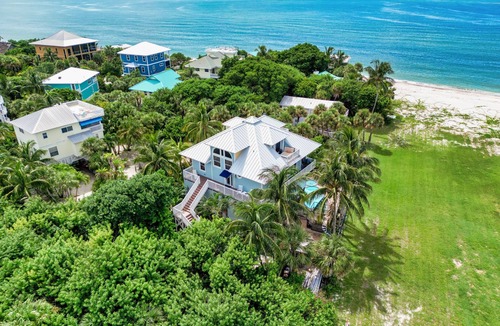 Jose's Hideaway House | ☀︎🏝⛱︎ Beachfront Elegance⛱︎🏝☀︎ n[2025 Spring + Summer Weeks Available Now!]
