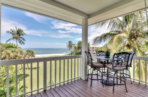 Jose's Hideaway House | ☀︎🏝⛱︎ Beachfront Elegance⛱︎🏝☀︎ n[2025 Spring + Summer Weeks Available Now!]