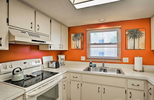 Englewood Condo | Beachfront Englewood Condo w/Community Pool!