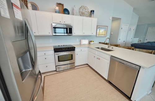 East End House | BEACHFRONT & LARGE POOL THAT CAN BE HEATED