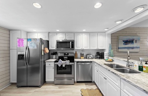 Sanibel Condo | Beachfront Loggerhead Cay 332— Heated Pool, Tennis & Pickleball, 3 Bikes + Beach Gear. Weekly Stays