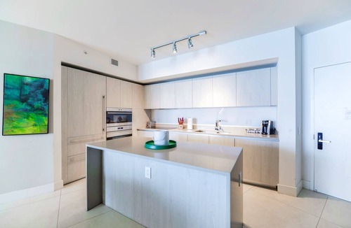 Hallandale Beach Apartment | Beachfront Luxury Apartment in Hollywood