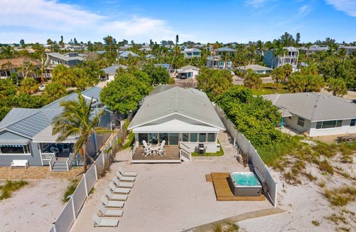Anna Maria House | Beachfront Luxury Hot Tub + Private Cottagen3 en-suite king + 1BR + golf cart