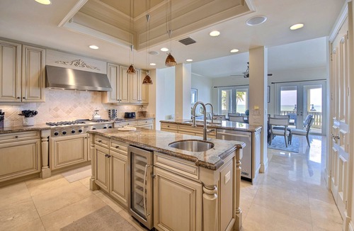 Birch Park Finger Streets House | Beachfront Mansion. Ocean Views. Walk to restaurants, shops, park, water taxi…