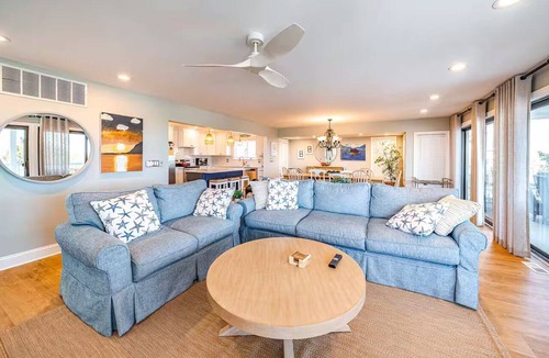 Gold Coast Condo | BEACHFRONT on BOARDWALK! 5BR/3BA, linens included, beach tags, beach gear!
