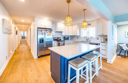 Gold Coast Condo | BEACHFRONT on BOARDWALK! 5BR/3BA, linens included, beach tags, beach gear!