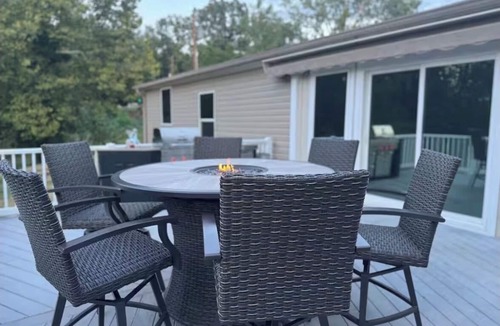 Longtown House | Beachfront private rental on Lake Eufaula- sleeps 7 guest and pet-friendly
