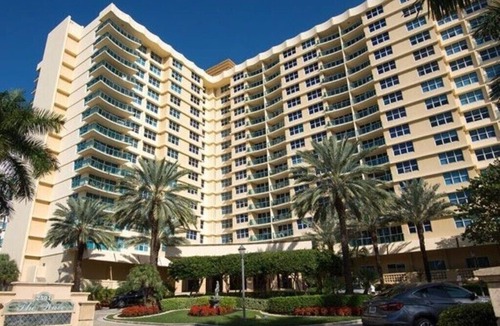 Hollywood South Central Beach Condo | Beachfront Resort-style Living!