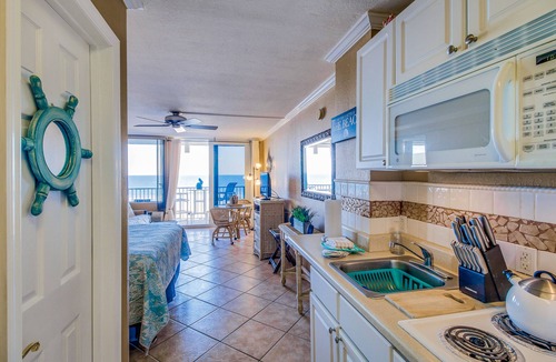 Lenox Park Apartment | Beachfront Studio with Balcony, Fitness Room, Pool & Hot Tub - Snowbirds Welcome